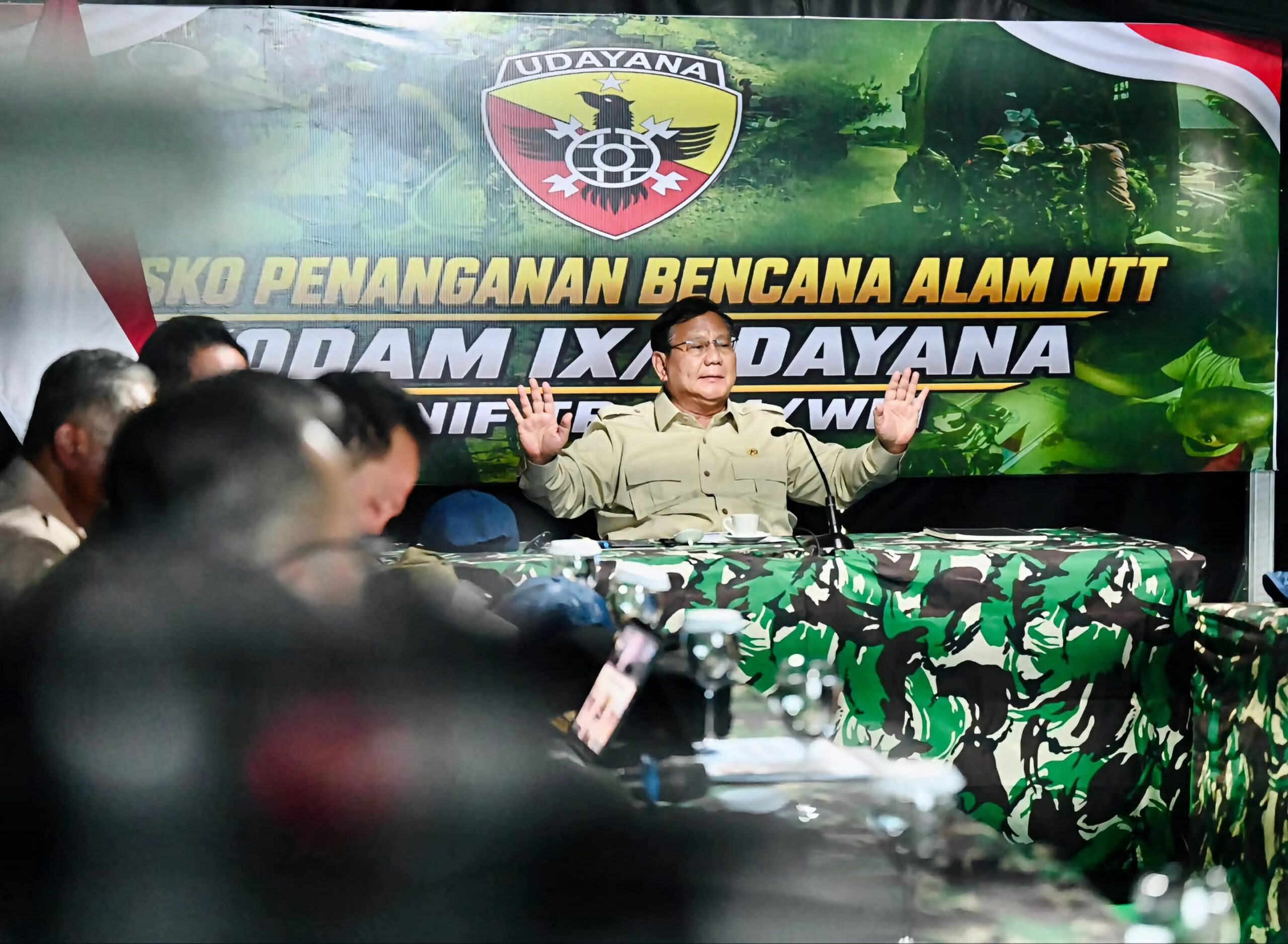 Presiden RI Prabowo Subianto memimpin langsung rapat penanganan gempa bumi dan percepatan pemulihan wilayah terdampak di Posko Penanganan Gempa Bumi Yonif TP 834/WM, Kabupaten Nagekeo, Nusantara Tenggaran Timur. (dok. Humas Setkab-RI).