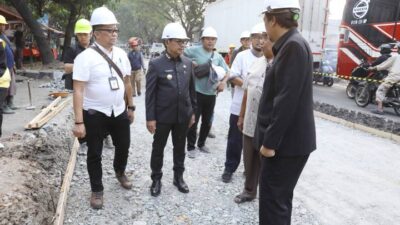 Wali Kota Tangerang H. Sachruddin meninjau langsung proses perbaikan M. Toha, Kelurahan Nambo, Kecamatan Karawaci, Jum'at (14/8/2026).