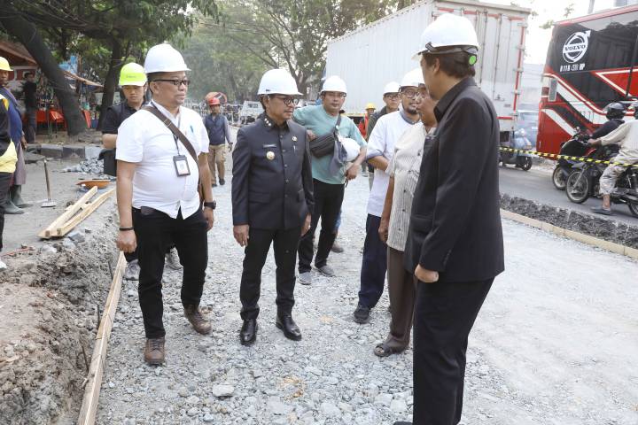 Wali Kota Tangerang H. Sachruddin meninjau langsung proses perbaikan M. Toha, Kelurahan Nambo, Kecamatan Karawaci, Jum'at (14/8/2026).