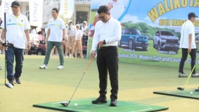 Wali Kota Tangerang H.Sachruddin melakukan pukulan pertama meresmikan turnamen golf secara resmi dibuka.
