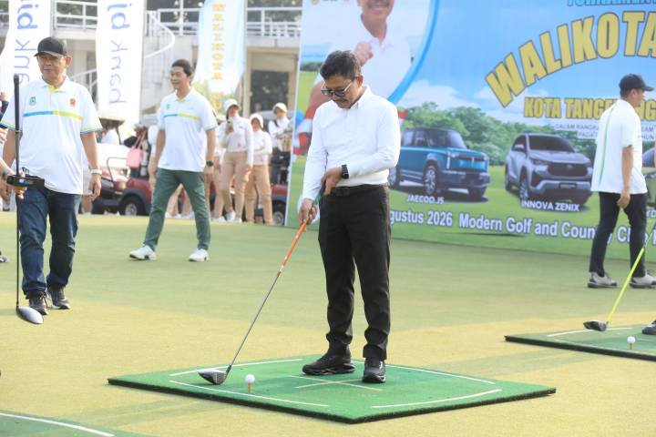 Wali Kota Tangerang H.Sachruddin melakukan pukulan pertama meresmikan turnamen golf secara resmi dibuka.