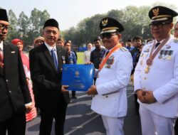 Guru Tangerang Dedi Herdiana Terima Satyalencana, 30 Tahun Mengabdi di SMPN 9
