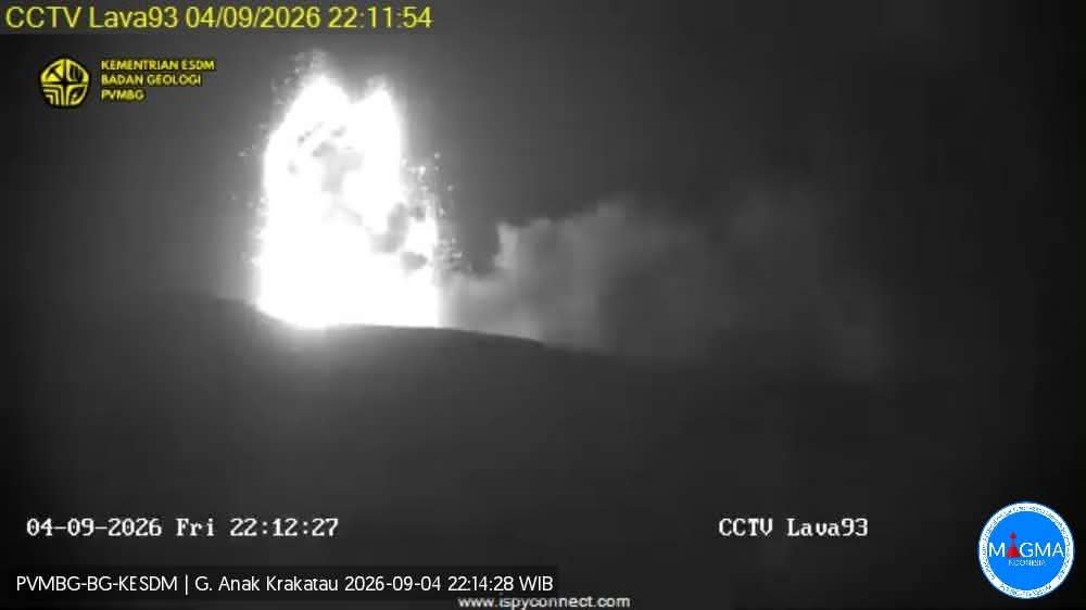 CCTV PVMBG merekam erupsi Gunung Anak Krakatau dengan lava fountain pada 4 September 2026
