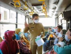 Abu Vulkanik Anak Krakatau Sampai Tangerang, Wali Kota Sachrudin Bagikan Masker Gratis