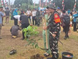TMMD ke-130 Labusel Tak Hanya Bangun Infrastruktur, Dansatgas Tanam Pohon untuk Anak Cucu di Lapangan Mutiara Torgamba