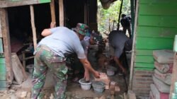 Personel Satgas TMMD 130 Kodim 0209/LB Mulai Bongkar Dinding Rapuh Rumah Tukirin