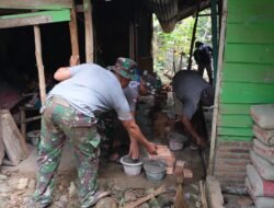 Personel Satgas TMMD 130 Kodim 0209/LB Mulai Bongkar Dinding Rapuh Rumah Tukirin
